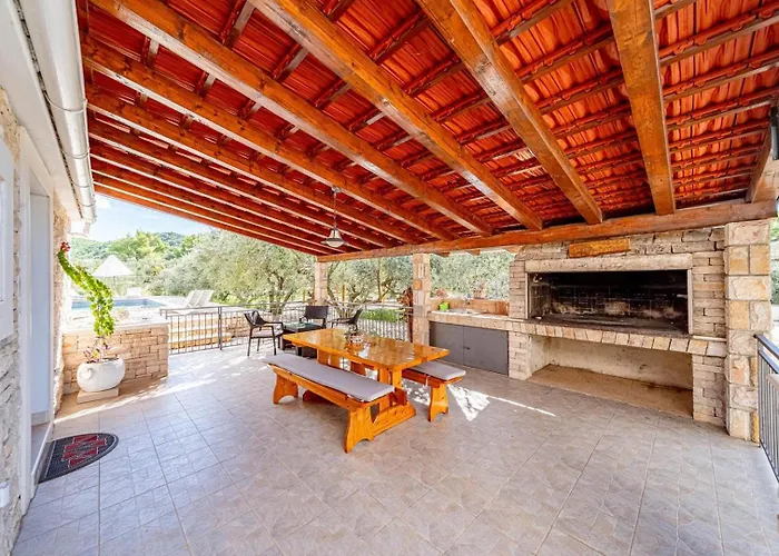 House Ivan With Heated Pool Holiday home
