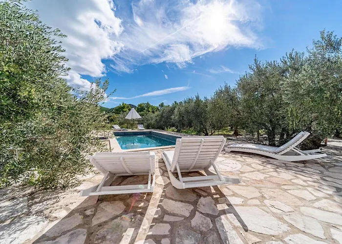 House Ivan With Heated Pool Holiday home *