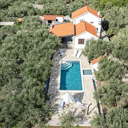 House Ivan With Heated Pool Ferienhaus
