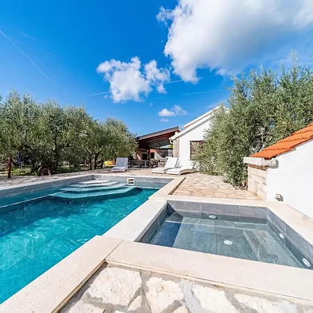 Дом отдыха House Ivan With Heated Pool *