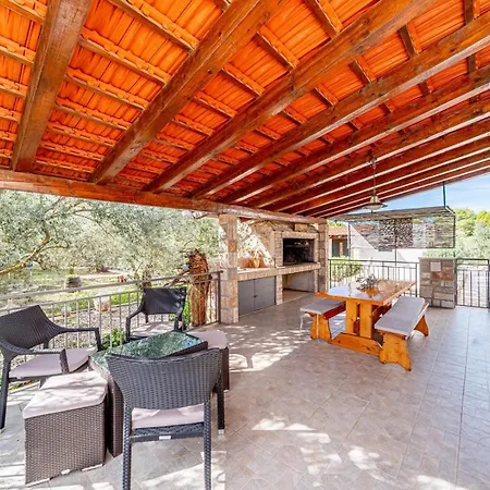 House Ivan With Heated Pool Дом отдыха *