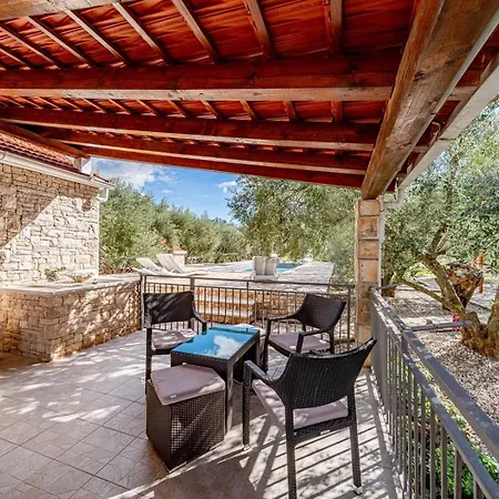 Дом отдыха House Ivan With Heated Pool