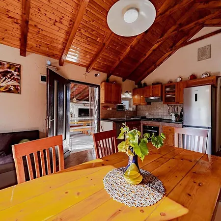 Дом отдыха House Ivan With Heated Pool Potirna