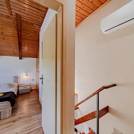 Дом отдыха House Ivan With Heated Pool *