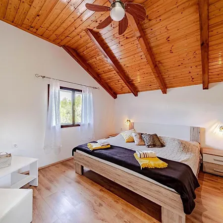 House Ivan With Heated Pool Дом отдыха