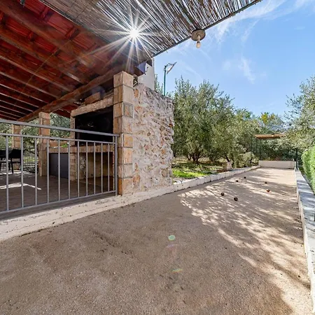 House Ivan With Heated Pool Дом отдыха