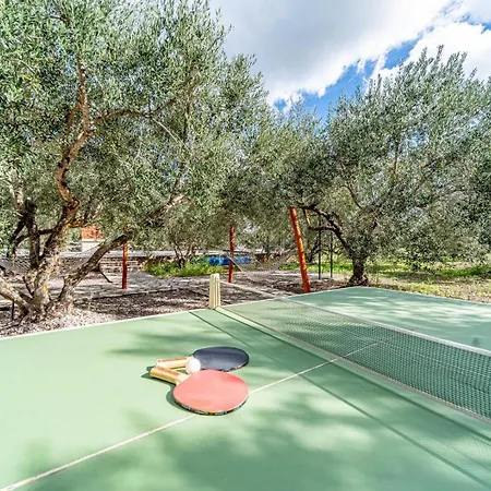 Дом отдыха House Ivan With Heated Pool *