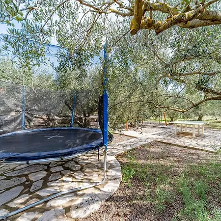 House Ivan With Heated Pool Дом отдыха