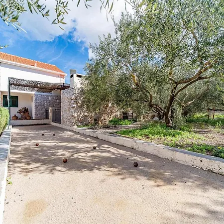 Дом отдыха House Ivan With Heated Pool